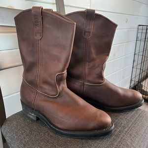 Red Wing Pacos pull on work boots